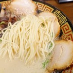 長浜らーめん - 2017年7月　麺の具合。本場の博多ラーメンとはちょっと違うような…