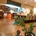 ニコ カフェ - 広い配置の店内