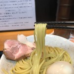 中太のもっちりとした麺。小麦が香る芸術的な仕上がり