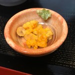 つけ麺 舞 - 雲丹がサービスで頂けましたが‥つけ汁に絡ませて頂くべきだったのか‥店主に質問出来ず‥そのまま食べちゃいました(≧∀≦)