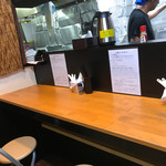 つけ麺 舞 - 5名しか座れない店内（涙）