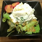 炭火やき 鶏煌 - 焼鳥屋のポテトサラダ（380円・税別）。ジャガイモがわざと形を残しているのが食べ応えと歯ごたえがあります。