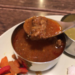 ラトナ カフェ - ラムカレーのアップです。カレーはサラッとしています。臭みが無くて、旨みのある美味しいお肉です。