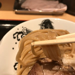 松戸富田麺業 - 極太麺
            ツヤツヤと綺麗。しっかり〆られています。