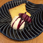 ル・プーレ ブラッスリーうかい - シフォンケーキとブルーベリーアイス