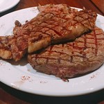 La Posta - 大きさ分かりづらいが、1kg近いステーキ  ミディアムレア