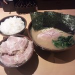 紫蔵 - チャーシュー麺大盛り＋中ライス