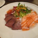 前菜　冷製ローストビーフとサーモンマリネの盛り合わせ