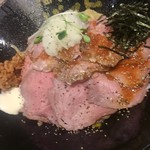 ローストビーフ油そば ビースト - ローストビーフ油そば　麺が写ってない・・・