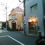 サパナ - 店の正面は「麺や金時」