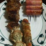 Yakitori Tsukumo - 左上から豚軟骨これも、頼むべし！
                        ニンニクの芽巻き、間違いない！
                        大葉巻き、エビ巻き！絶品