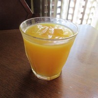 The lounge on the water - 先ずはドリンクバーからマンゴージュースをいただいて朝食スタートです。
                