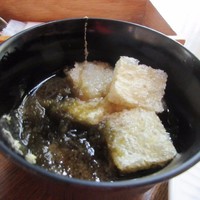 The lounge on the water - 味噌汁には南関揚げとワカメをたっぷり。
                  
                  この後デザートにフルーツとコーヒーをいただいてリゾート感覚をたっぷり味あわせていただきました。
                  