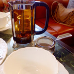 Gateau des Bois - 紅茶はポットで供される。たっぷり2杯分はある。