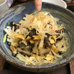 利久庵 - 蟹肉と大根、椎茸、揚げそばの入ったサラダ