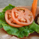 KUA`AINA - フレッシュとまとの下にマヨ。