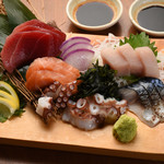 Assorted 5 types of today's signature sashimi