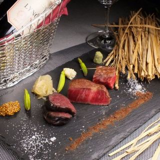 特製の炉釜でじっくりと焼き上げた塊肉ステーキ
