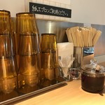 175°DENO 担担麺 - 卓上には紙エプロン、自家製辣油等ございます。