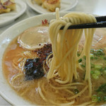 桃苑 - 豚骨に合う中太麵