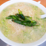 なおちゃんラーメン - ニラキムチとニンニクチップを投入～。>これが美味いんだなァ～。