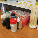 なおちゃんラーメン - 卓上の調味料。ボクはニンニクチップ派。