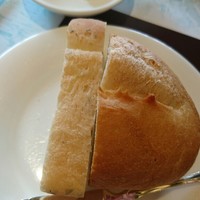 ポンヌフ - パンはバケットとバジルのパンです