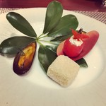 シェ オリビエ -    ムール貝、トマトとチーズ   フォアグラのアミューズ