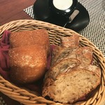 シェ オリビエ - 自家製のパンとバター、かなり美味しいです！