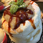 ミカサデコ＆カフェ神宮前 - バナナキャラメルパンケーキのアップ。ふわふわとろとろ！