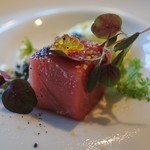 本マグロ　オリーブキャビア、アボカドエスプーマ