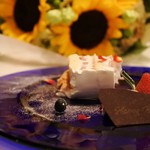 バースデーケーキと花束