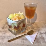 エイトジュール - メロンと桃と紅茶のパルフェ 1380円(税込)
            紅茶「桃」付き 