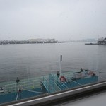 ととすけ - 店内から港が見えます