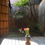 手打ち蕎麦 かね井 - 店内から中庭を♫