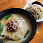 大蓮 - 豚骨台湾ラーメン + 炒飯セット 750円 (ランチ) + 炒飯大盛り 100円