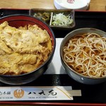 八天庵 - かつ丼そば付き(880円)です。