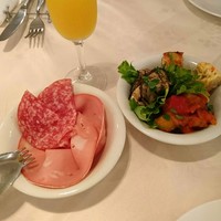 ナプレ 横浜高島屋店 - 前菜のハム2種類と、サラダ
                ドリンクは、ミモザにしました。