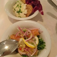 ナプレ 横浜高島屋店 - 前菜のサーモンのカルパッチョと、バケットにパテを乗せたもの。