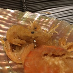 かさね - 揚げたてあったかく。ほんのり甘くて美味しいけど川海老の殻はやっぱり少し口に当たる。