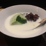 Kasane - 小豆の炊き加減は最高とは言えないが大粒で旨味がある。豆乳と練乳の汁は練乳が主張的で甘め。