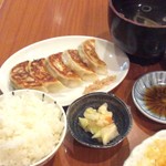 あぶ家 - 餃子定食、藻塩で頂くのが美味い