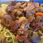 牛すじとこんにゃくの煮込みがドテンと載る