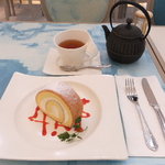 Salon de Cafe BOISSIER - ロールケーキと紅茶セット　1480円