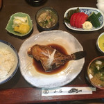 山海 - おまかせ定食 1200円
      ウマヅラハギ煮付け
      牛スジ塩煮込み
      生野菜 トマト キュウリ
      ブリの味噌汁
      ご飯×2杯