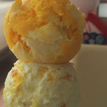 サーティワンアイスクリーム - 料理写真:「ピーチメローエクストリーム」と「杏仁豆腐」のレギュラーをコーンのWで…620円…3月1日と各月の31日は「サーティーワンの日」で、ダブルのカップorコーンが31％引となって…425円