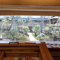 弁慶 - カウンター奥の庭園