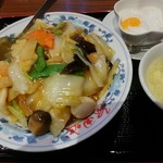 阿里城 - 中華丼（スープ、デザート付）700円（税込）