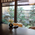 Gion Okuoka - 座敷から見える坪庭