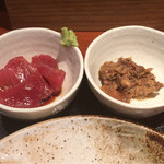 めしの助 - まぐろ刺と、鯖と玉ねぎのうま煮のアップ